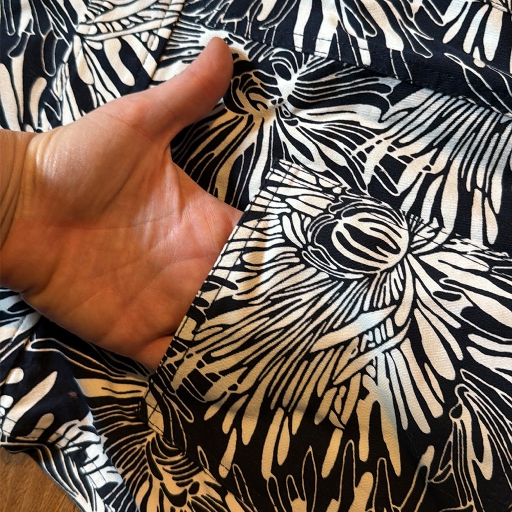 DVF black and white floral print zip-front sheath dress - Picture 7 of 8
